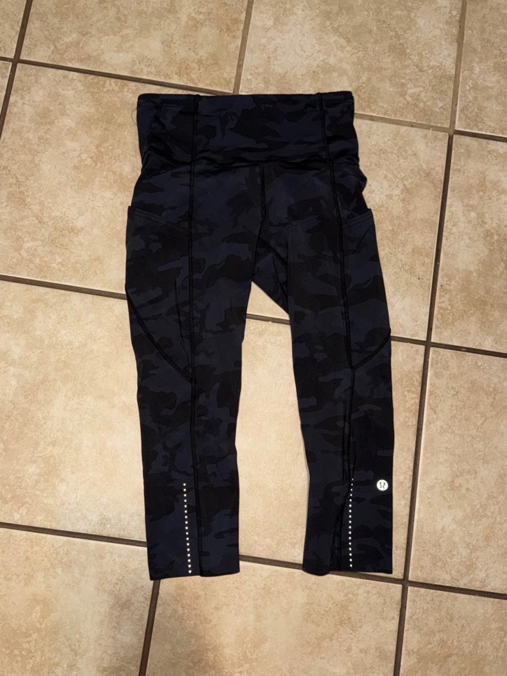 Lululemon Fast & Free Crop II *Nulux 19"
Incognito Camo Multi Grey size 4